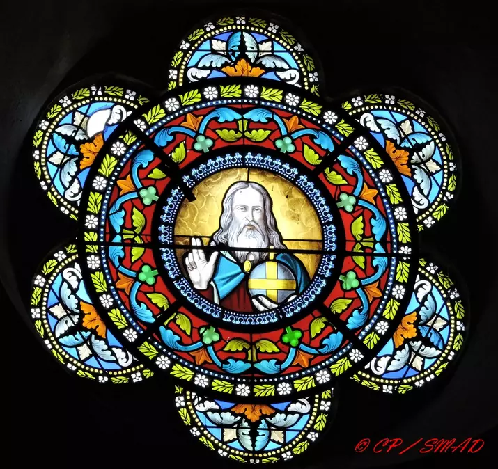 Vitrail repr&eacute;sentant l&rsquo;agneau de Dieu symbole du christ Don du P&egrave;re B&eacute;raud cur&eacute; embl&egrave;matique de la paroisse en 1889